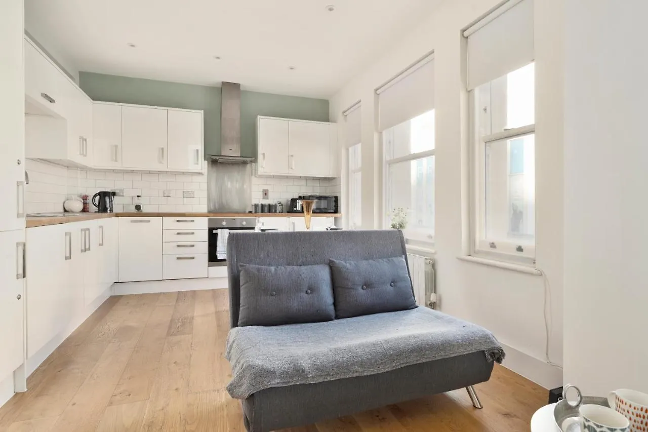 I360 Penthouse: Seaside Retreat with Private Rooftop Brighton Apartment